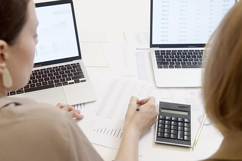 Chicas con ordenador trabajando