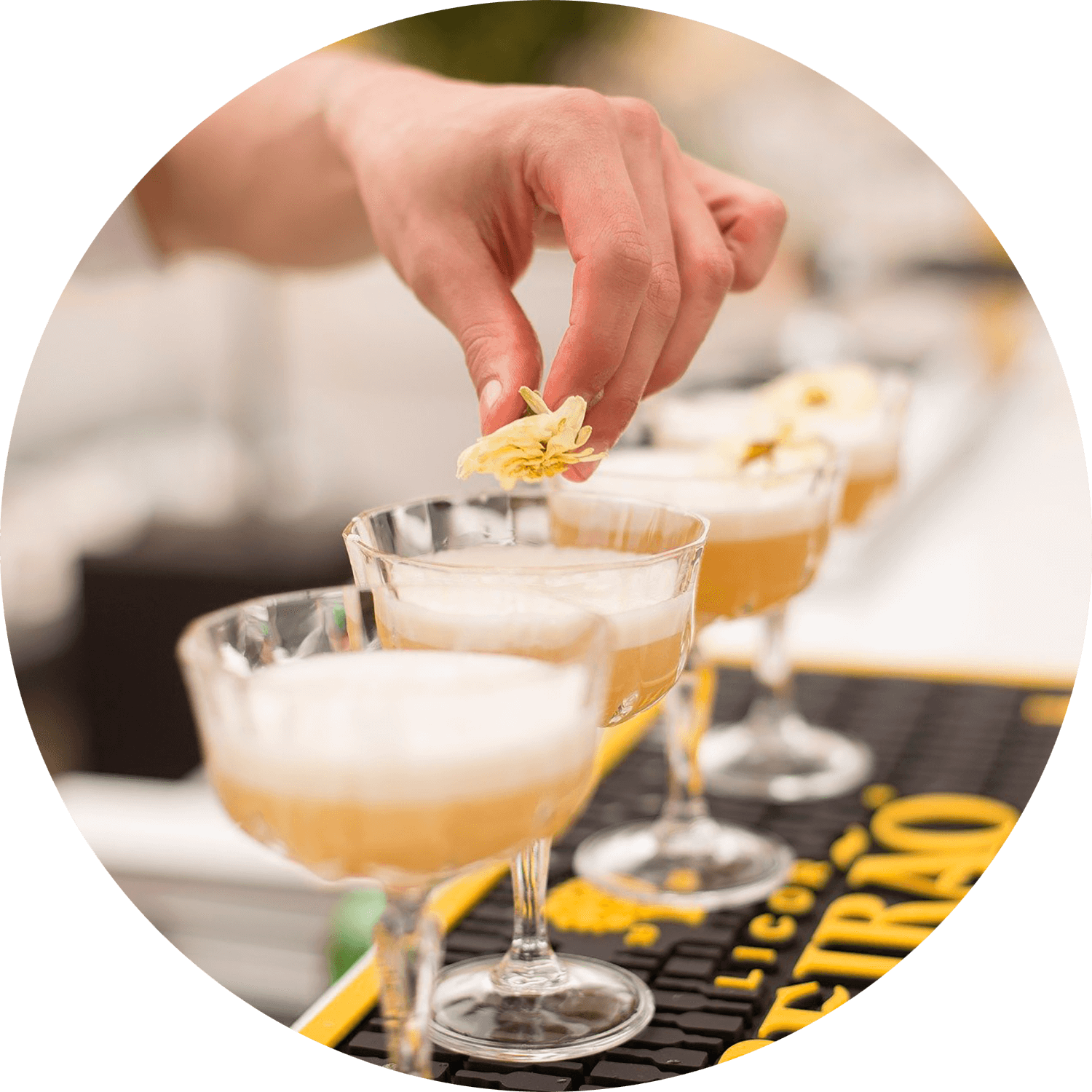 Barman preparando cócteles