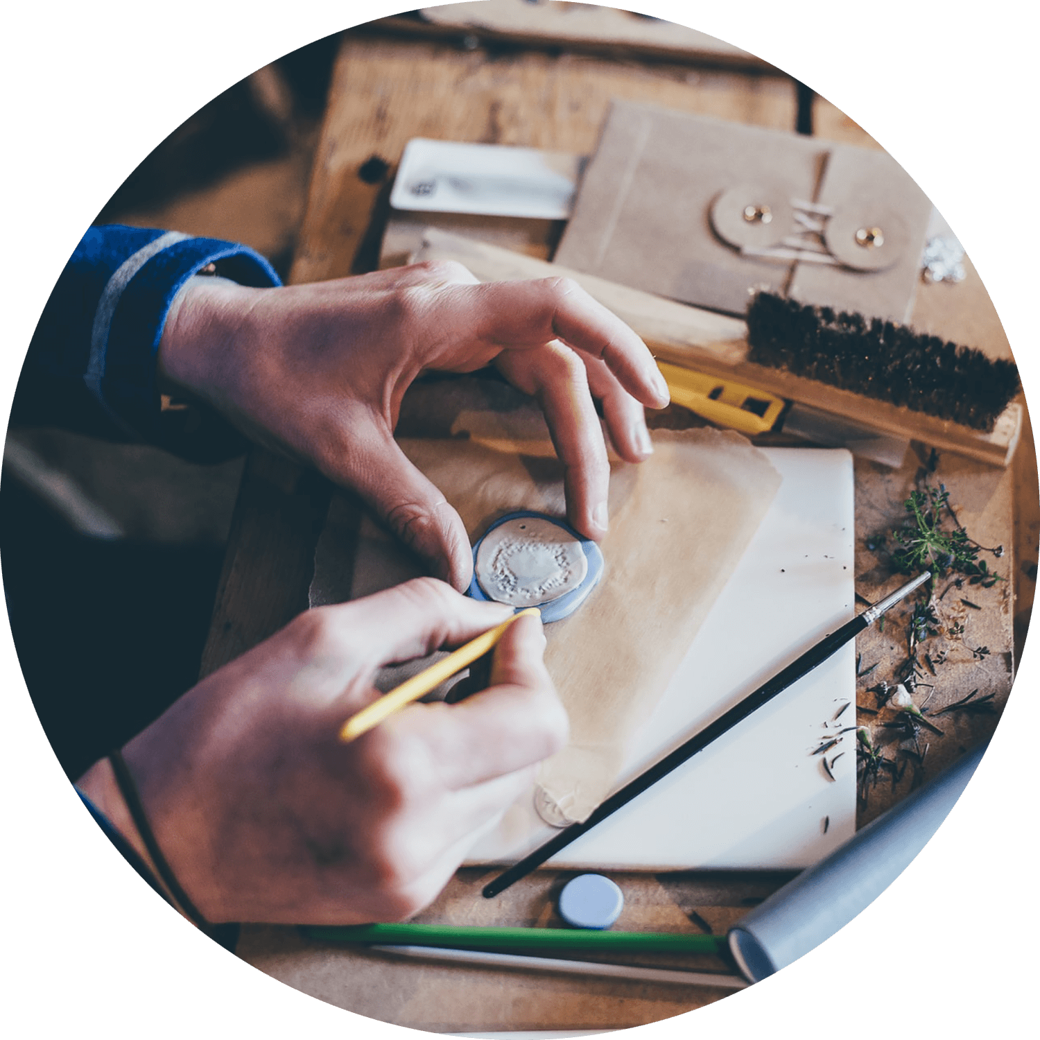 Artesano en un taller DIY de sellos